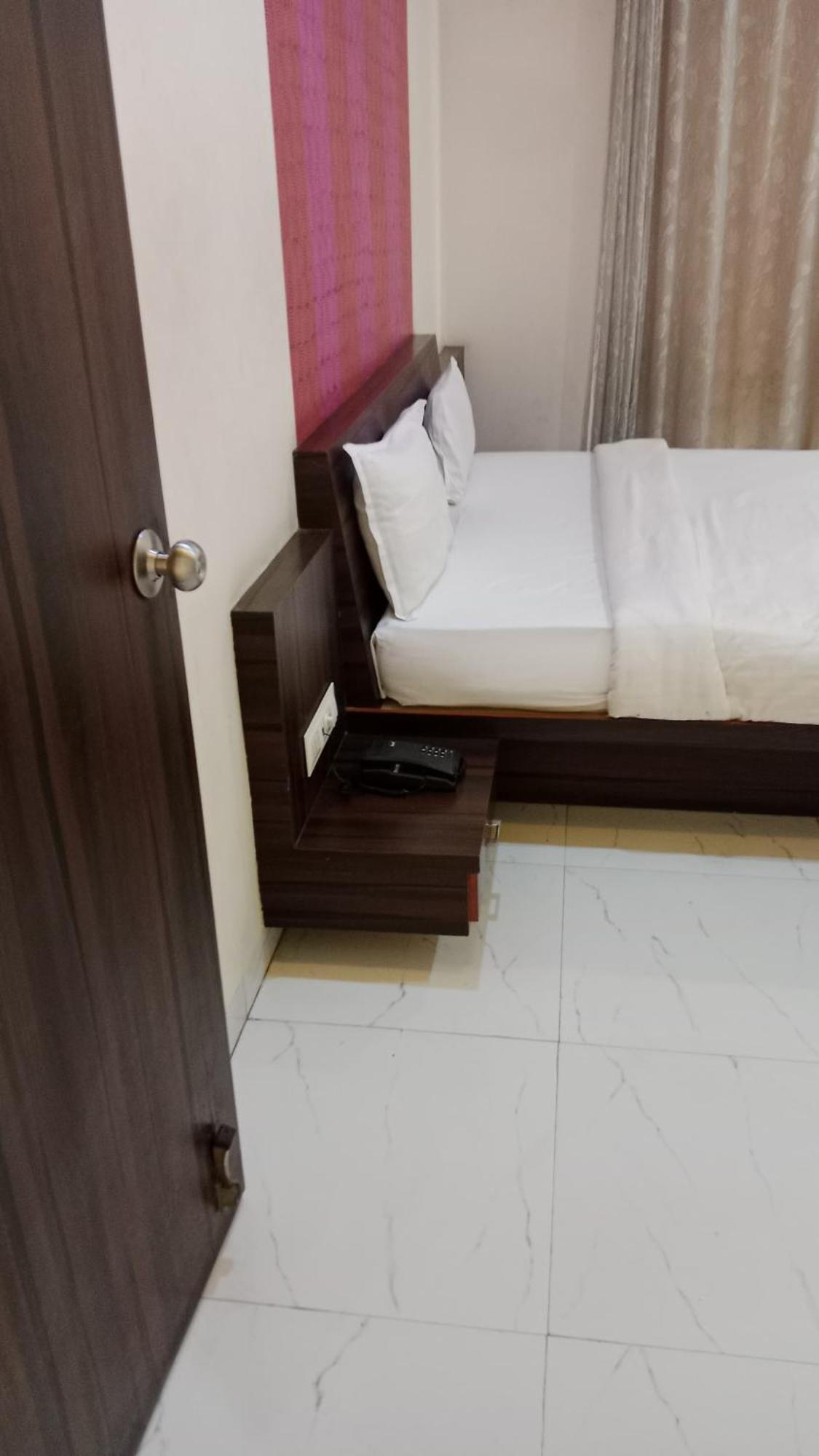 Hotel Swamiraj Indāpur Екстериор снимка